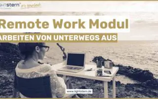 Junge Frau sitzt mit frei stehendem Schreibtisch und Laptop am Strand